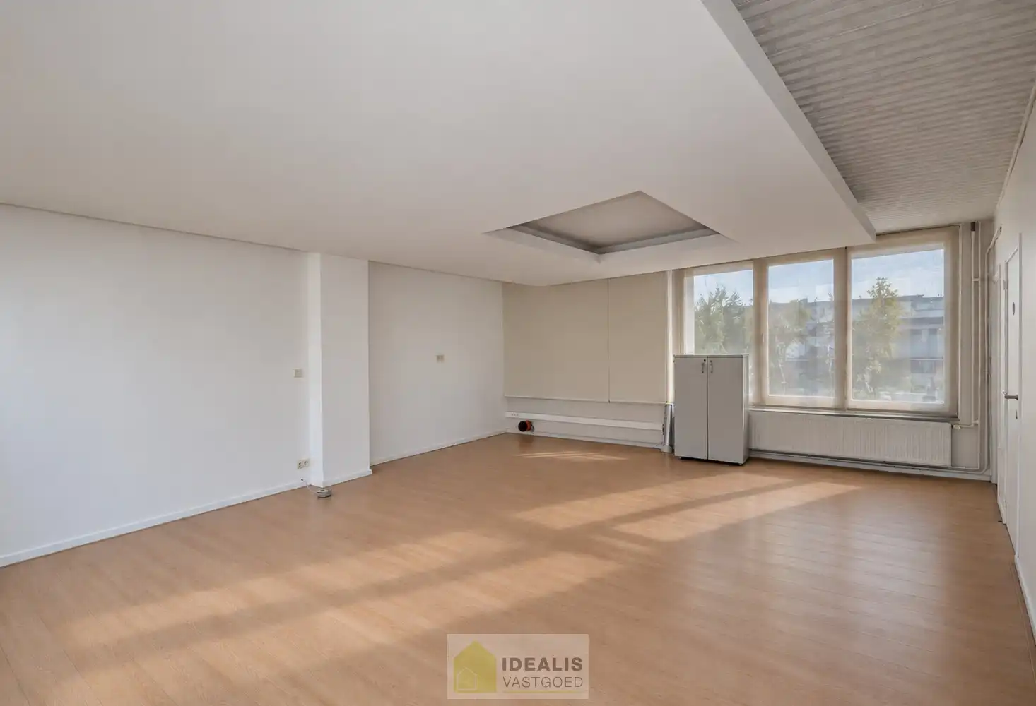 IDEALIS VASTGOED - HANDELSRUIMTE OP EEN ZEER GUNSTIGE COMMERCIËLE ZICHTLOCATIE IN HET CENTRUM VAN BERINGEN! Deze handelsruimte van + - 158m² is gelegen langs de Scheigoorstraat  in het centrum van Beringen waardoor het een toplocatie is. Bovendien is er ruim voldoende privatieve parkeergelegenheid voor de handelsruimte. Gemakkelijk te bereiken te voet, per auto én openbaar vervoer en gelegen op een absolute zichtlocatie! foto 5