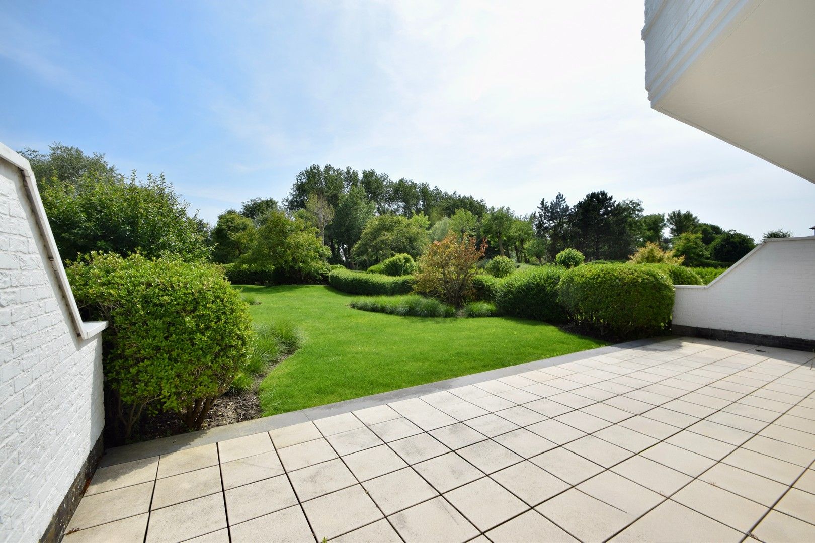 Zonovergoten tuin appartement met groot terras en prachtige tuin gelegen in het exclusieve domein Tennis Gardens. foto 7