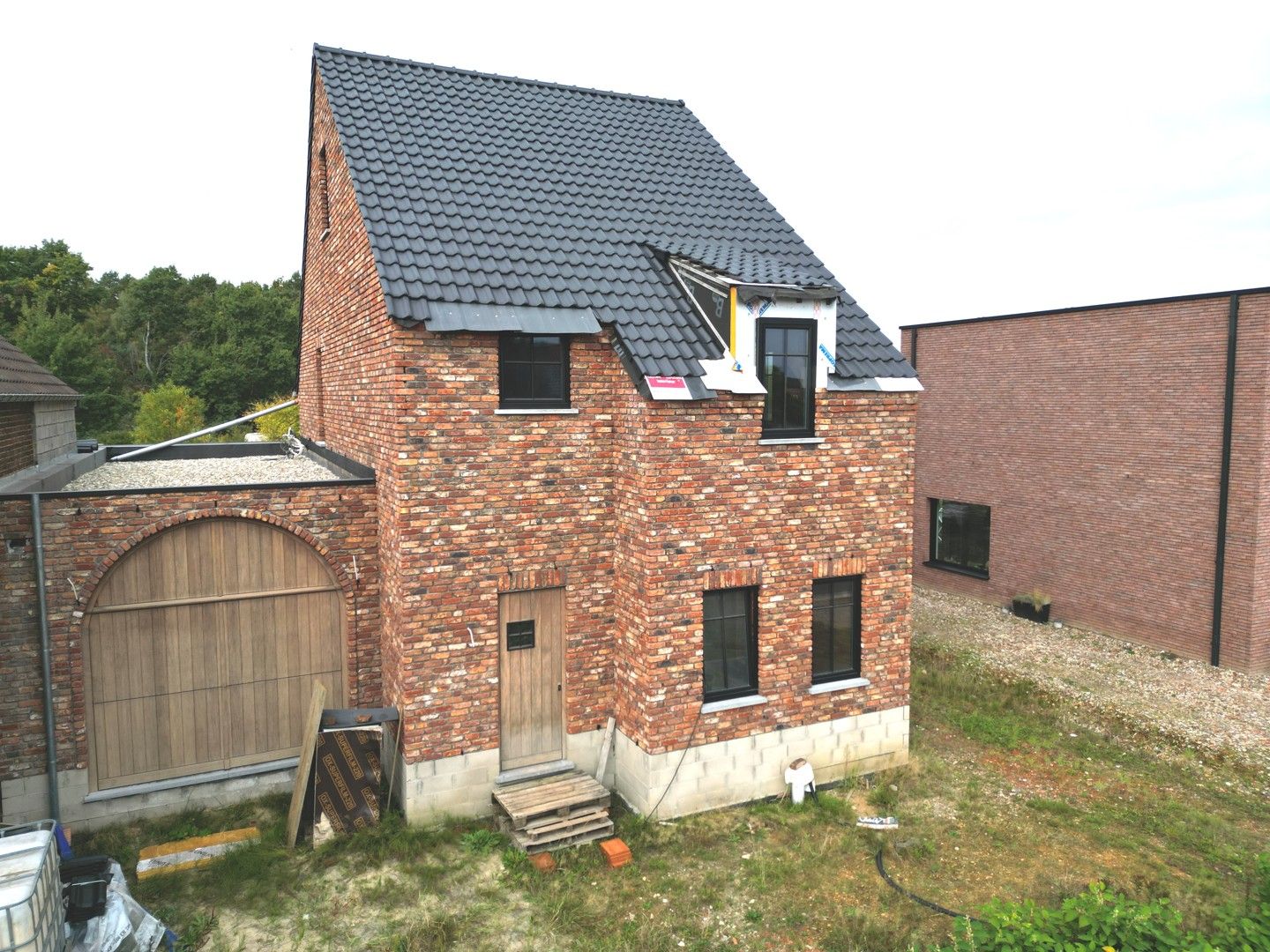 Casco nieuwbouwwoning met kelder op een perceel van 10a 09ca foto 3