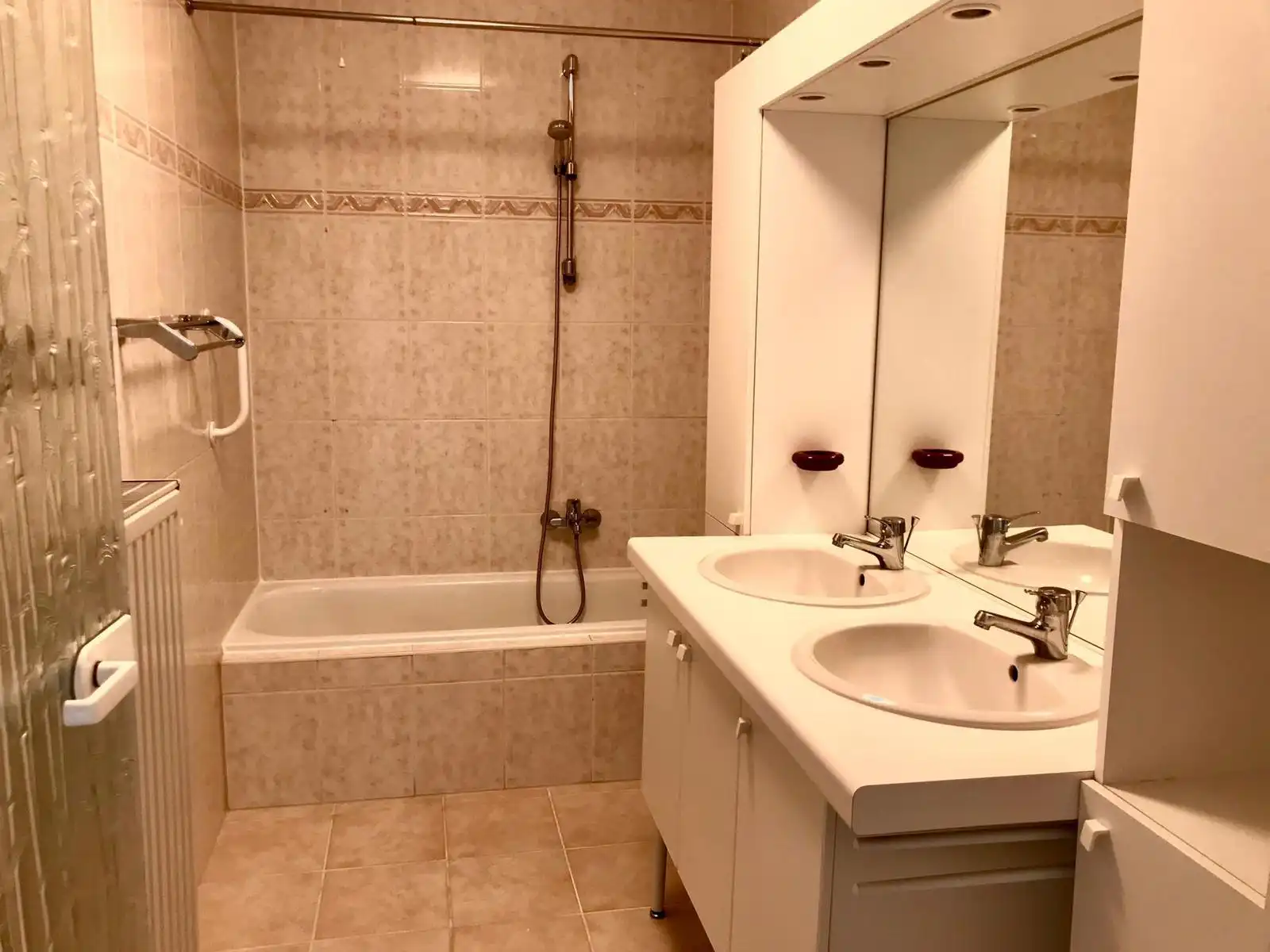 Mooi appartement nabij centrum Tienen met 2 slpks en garage. foto 11