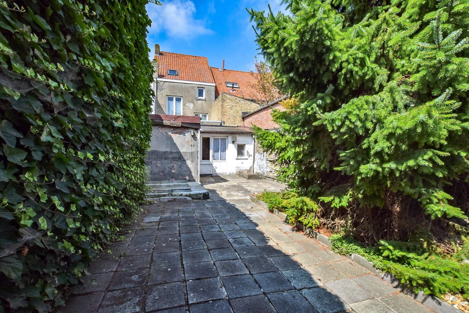 Karaktervolle woning met 4 slaapkamers en tuin in hartje Nieuwpoort op 170 m². foto 2