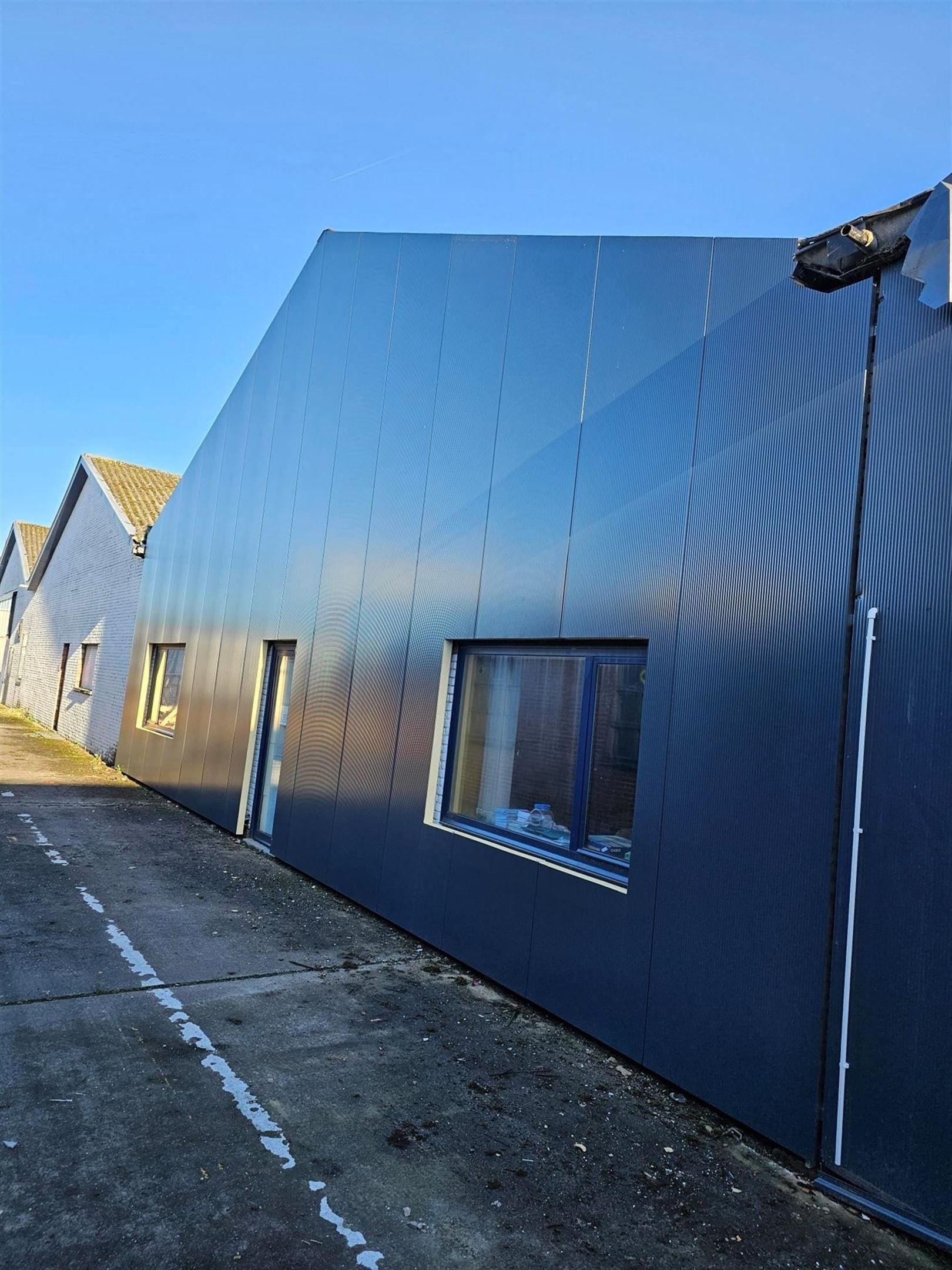 Ruime loods van 800 m² voorzien van sanitair en kitchenette. foto {{pictureIndex}}