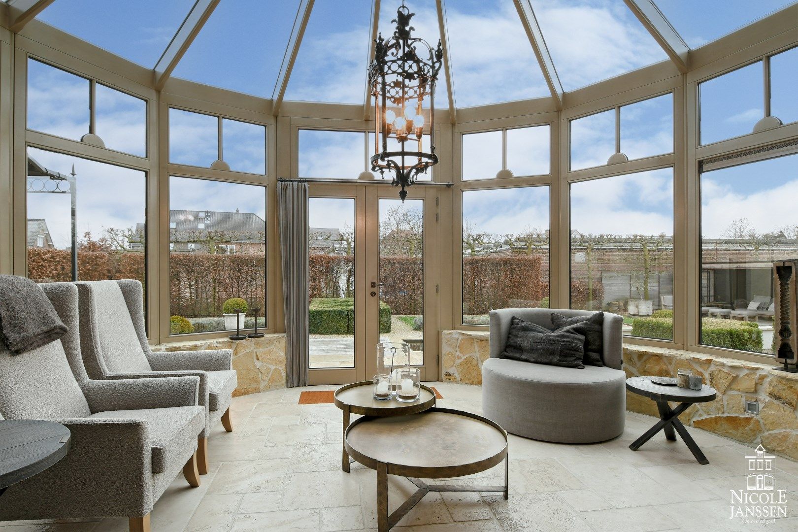 Kwalitatief afgewerkte en instapklare villa met mooi aangelegde tuin nabij het centrum  foto 13