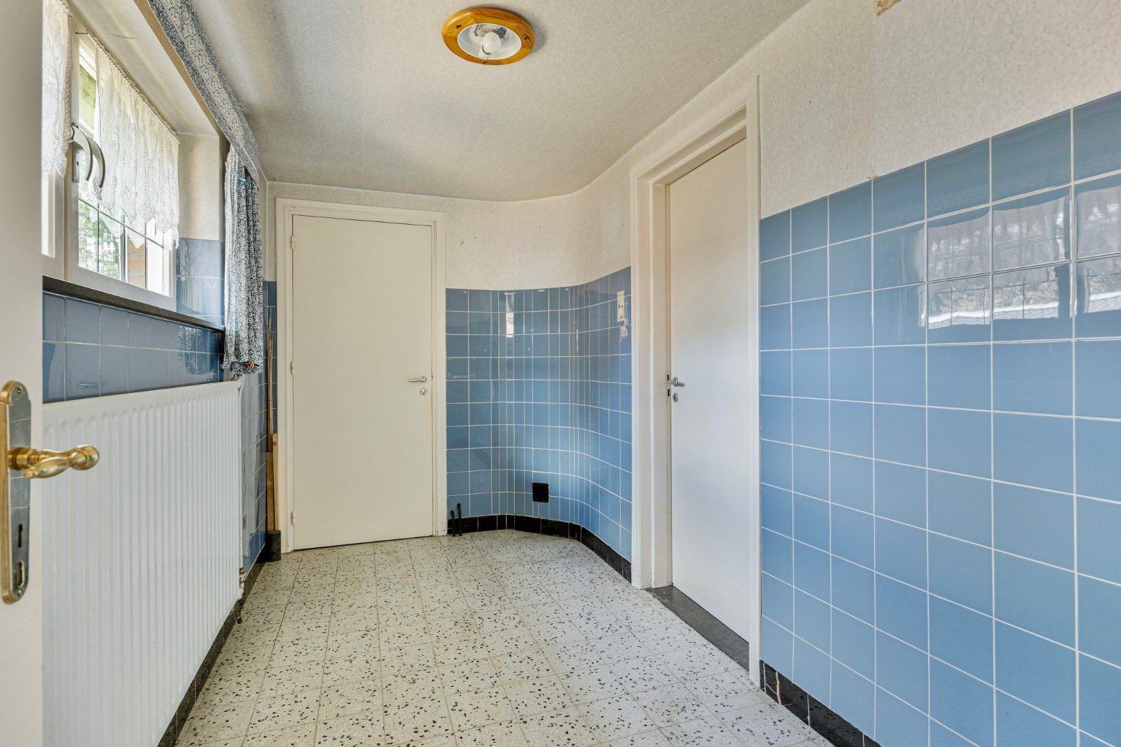 TE RENOVEREN WONING MET 4 SLAAPKAMERS, GESLOTEN GARAGE, WERKRUIMTE OP EEN PERCEEL VAN 817 M²!    foto 8