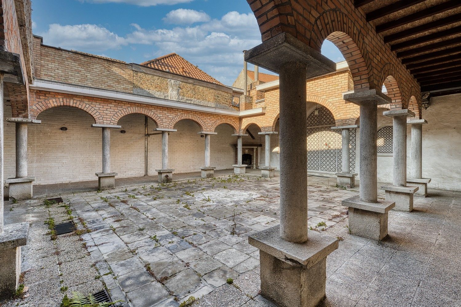 Hartje Brugge  TOP  TOERISTISCHE LIGGING , in de GOUDEN DRIEHOEK, Uitzonderlijk HANDELSPAND ( gevelbreedte 11 meter)                          LICHTRIJKE WINKELRUIMTE ,uitgevend op  Exclusieve STADSPATIO met overdekte rondgang van 105m²+ GARAGE van 30 m² UNIEK  IN BRUGGE op dergelijke ligging ! ERBOVEN lichtrijk ruim APPARTEMENT met zonneterras, foto 7