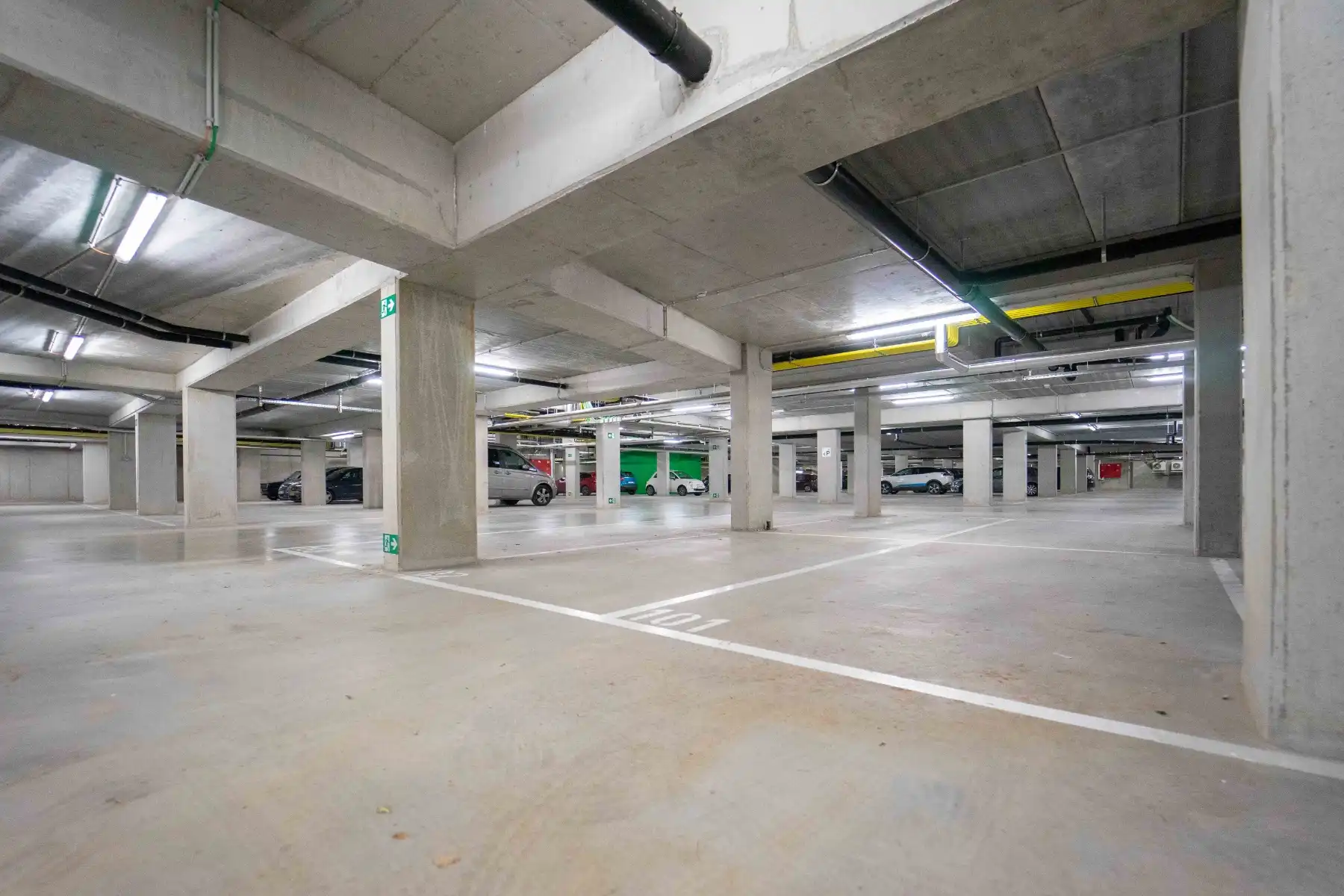 Nieuwbouw autostaanplaats te huur in afgesloten parkeergarage nabij Gent centrum foto 2
