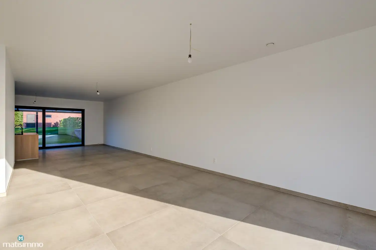 VOLLEDIG AFGEWERKTE EN GESCHILDERDE NIEUWBOUWWONING (EPB E10) MET 3 SLAAPKAMERS, OVERDEKT TERRAS, 2 GARAGES, KELDER EN AANGELEGDE TUIN IN WERM foto 5