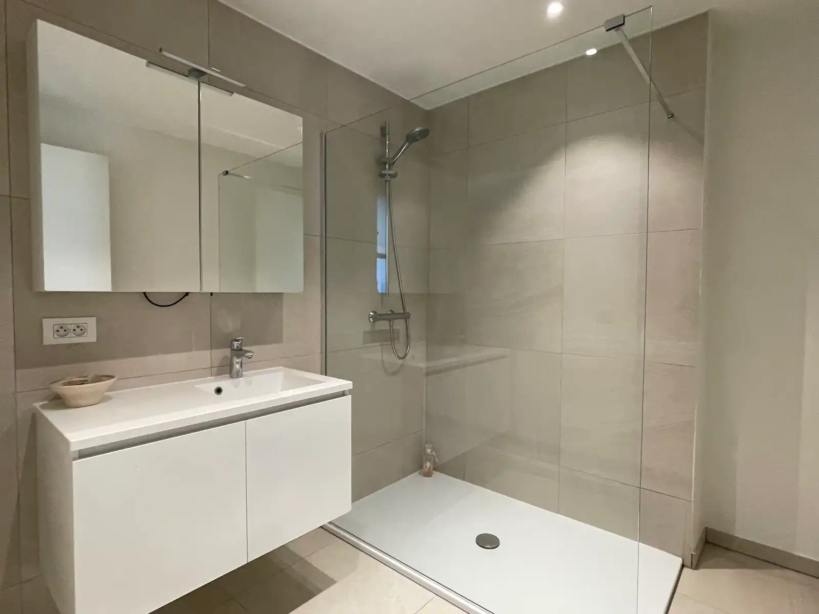 Instapklaar tweeslaapkamer appartement met ruim terras foto 8