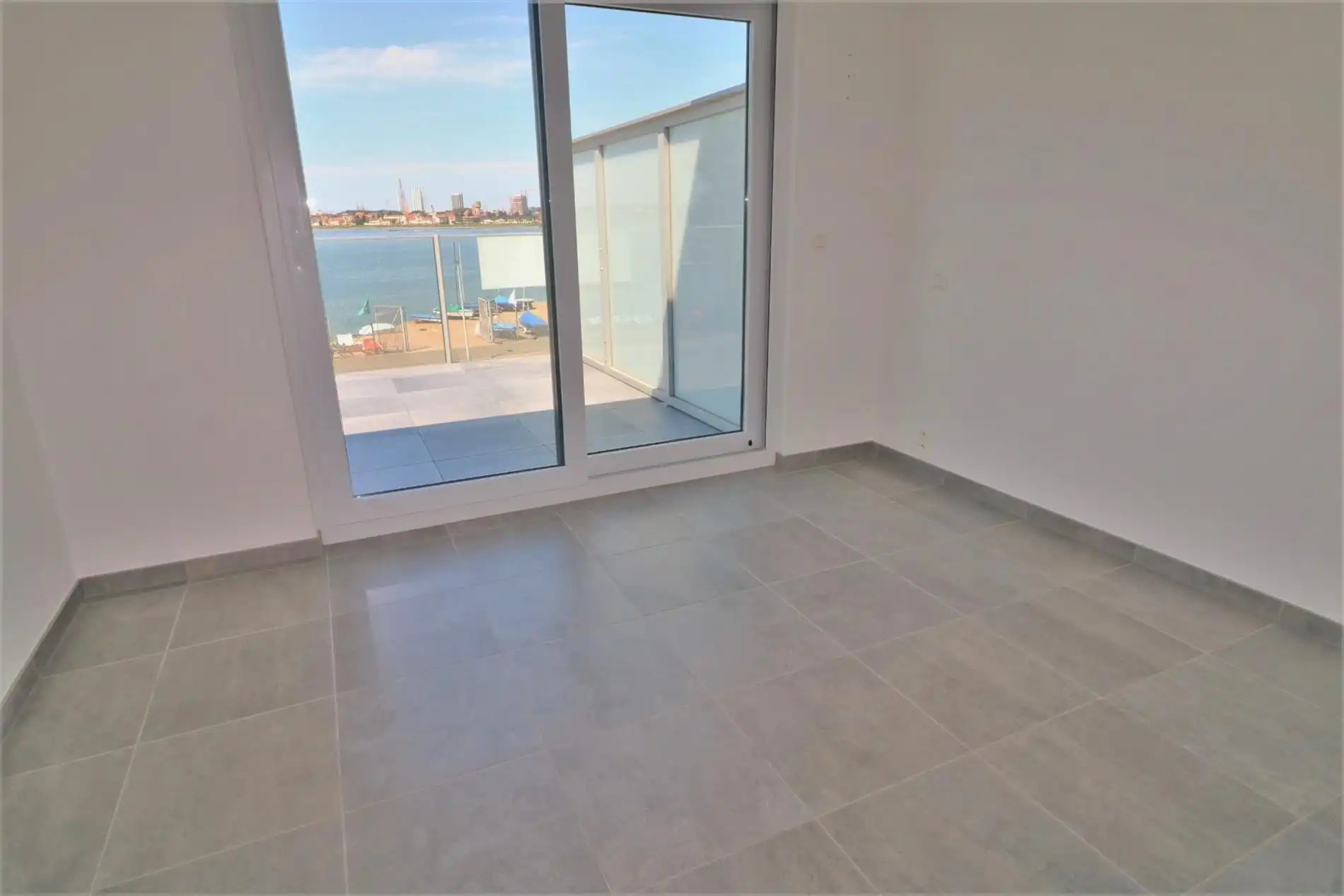 Prachtige penthouse met zonneterrassen (66m²) met fenomenaal zicht op de Spuikom inclusief garagebox ! foto 12