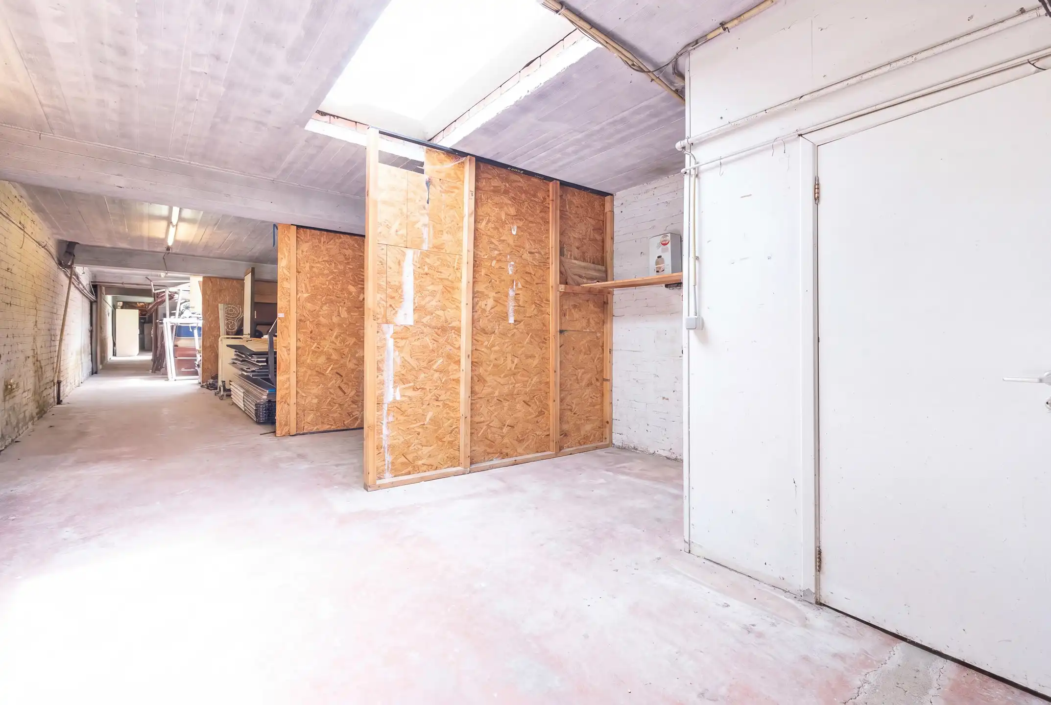 Dubbele bestemming: Parking / Opslagruimte van ±185m² foto 8
