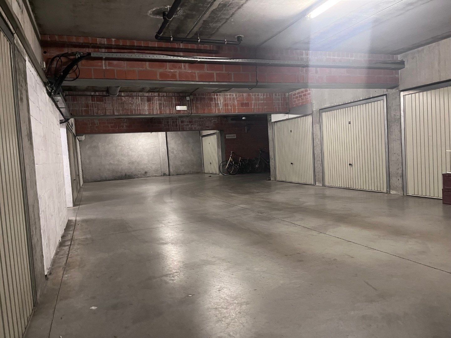 Ondergrondse garagebox met metalen kantelpoort, in Res. Cederboom, inrit Greenhillstraat foto 4