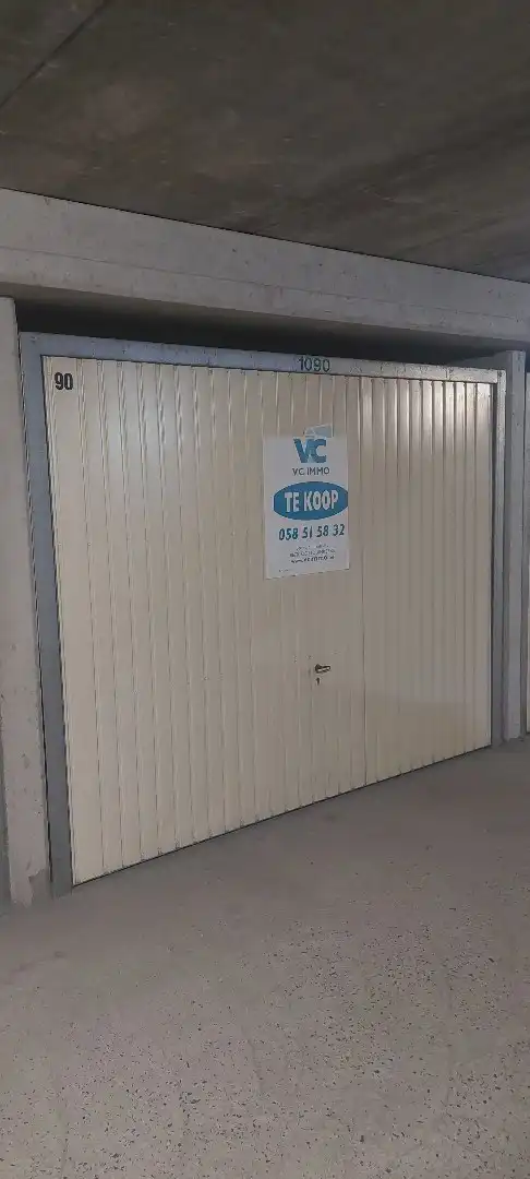Gesloten garagebox  zeedijk Oostduinkerke foto 3