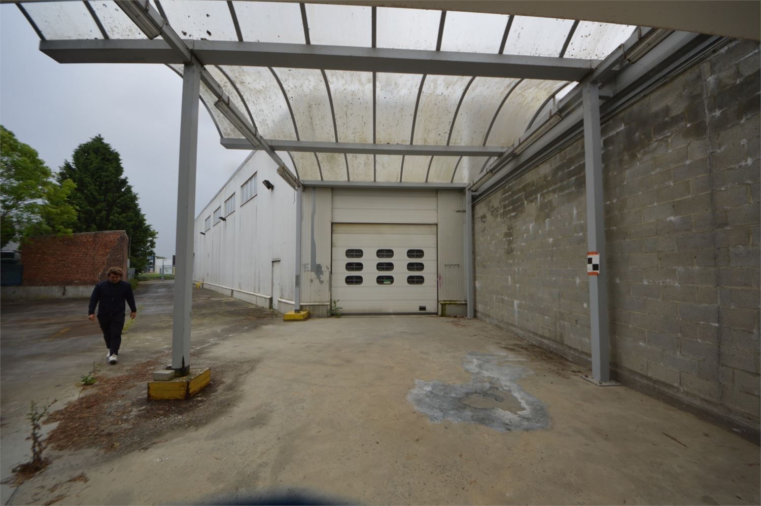 COMMERCIEEL GEBOUW BAANLOCATIE MET PARKING NABIJ MCDONALDS foto 30