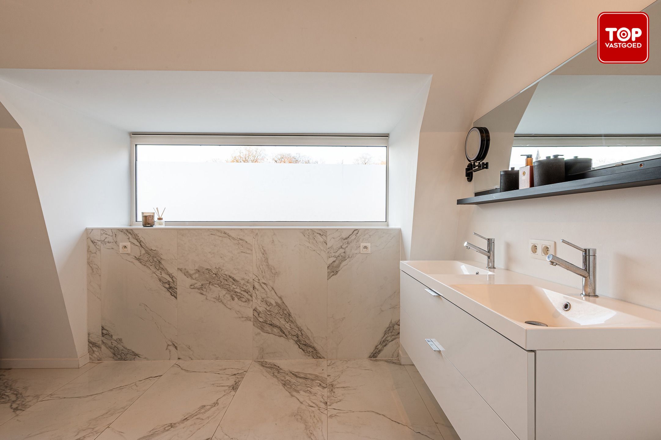 instapklare appartement met twee slaapkamers en terras foto 18