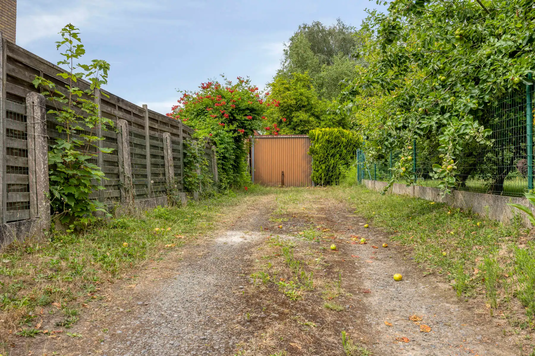 Goedgelegen bouwgrond voor driegevel woning foto 5