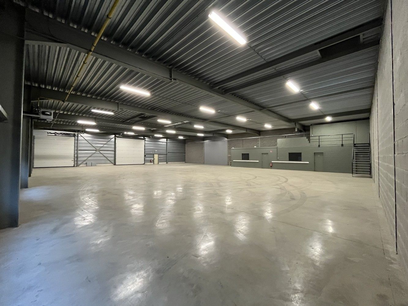 750m² opslagruimte met kantoor foto 8
