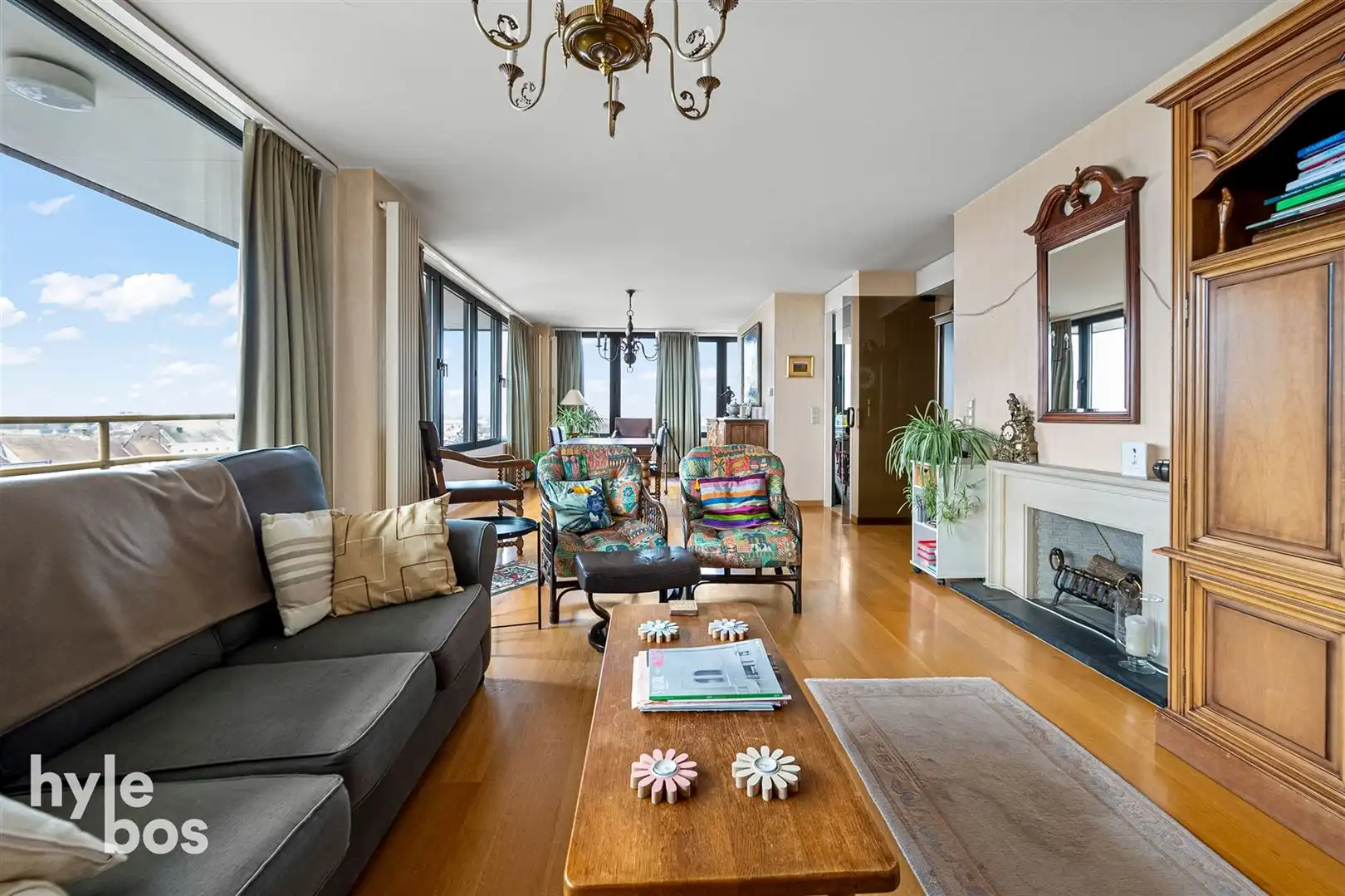 Centraal gelegen 3 slaapkamer appartement met parking foto 6