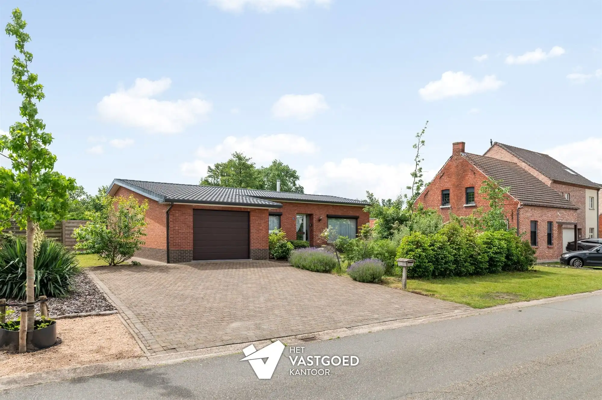 Hoofdfoto van de publicatie: INSTAPKLARE, GELIIJKVLOERSE WONING OP TOP-LIGGING TEGEN NATUURGEBIED IN DOODLOPENDE STRAAT