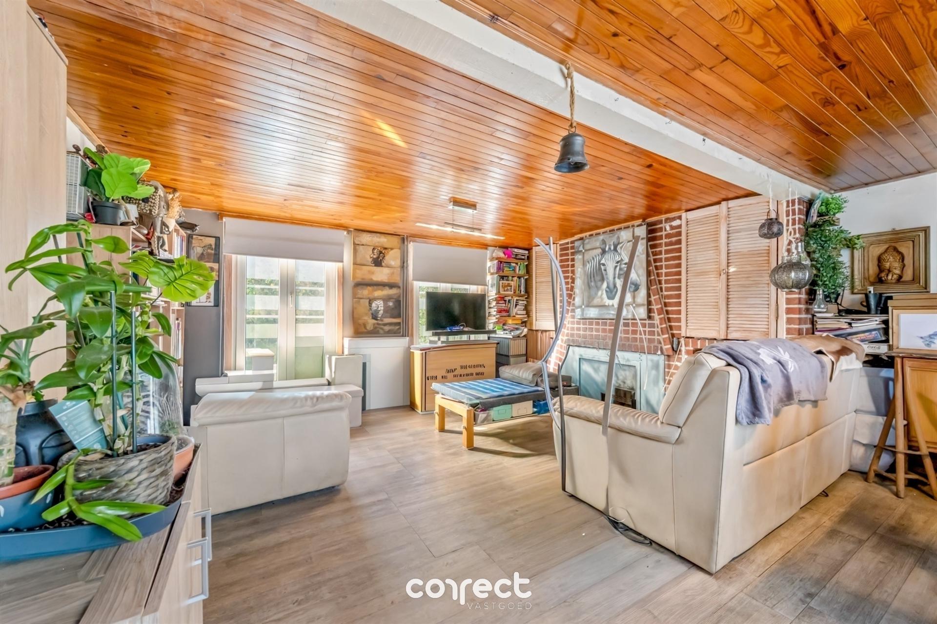 Centraal gelegen open bebouwing op ruim perceel en oprit. foto 2