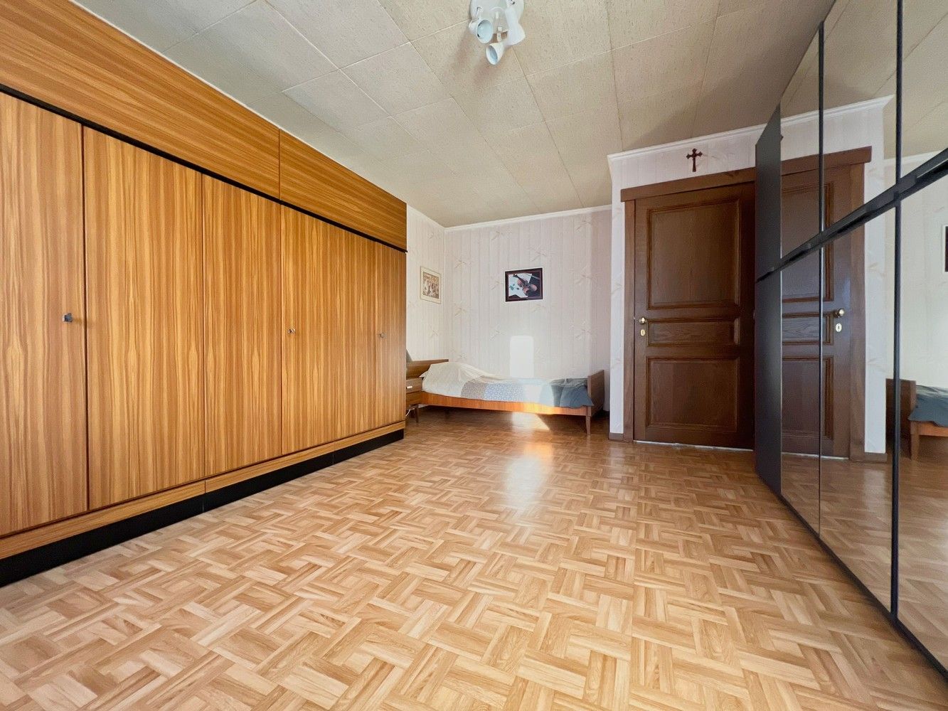 Topper! Stijlvolle woning met zonnige tuin + 2x garage foto 15