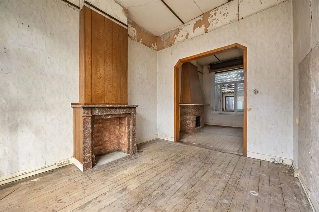 Verrassend ruime te renoveren woning met zonnige tuin foto 3