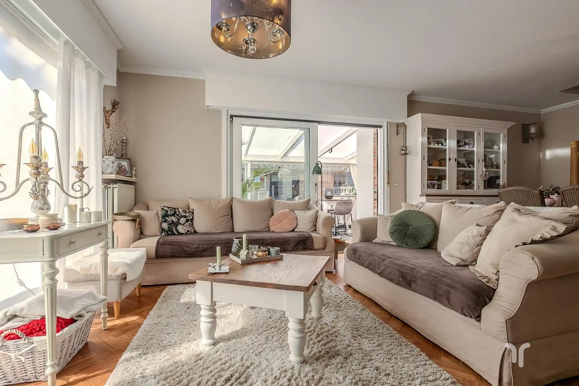 Zeer verzorgde, instapklare, volledig gerenoveerde open bebouwing met 5 slaapkamers. foto 3