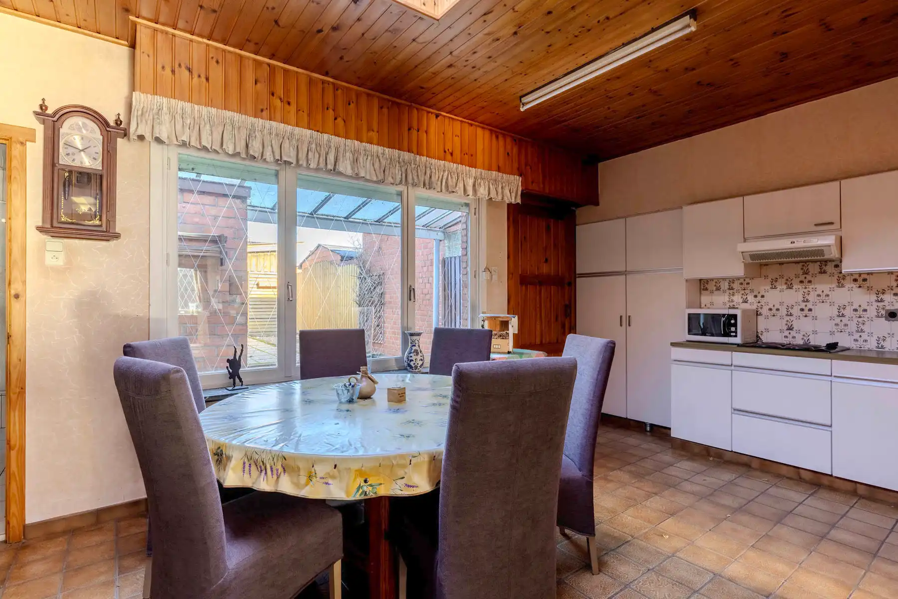 Te renoveren woning met 3 slpk, inpandige garage en tuin foto 6