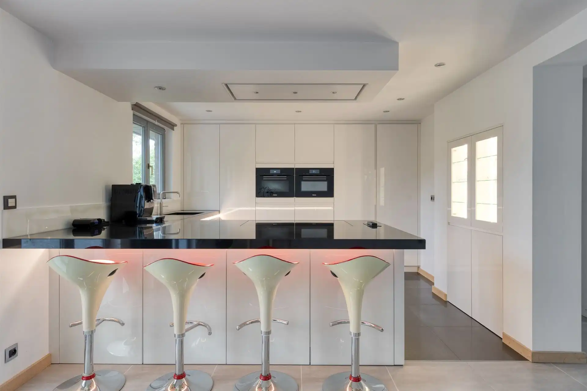 Charmante villa van 424 m² met 4 slpks, royale garage en tuin! foto 7