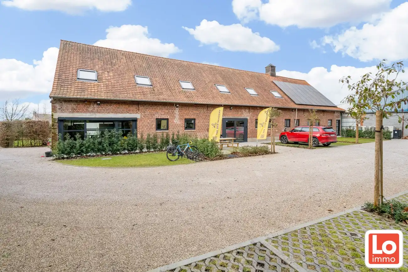 Energiezuinige kantoorruimte van 332m² in totaal gerenoveerde Hoeve! foto {{pictureIndex}}