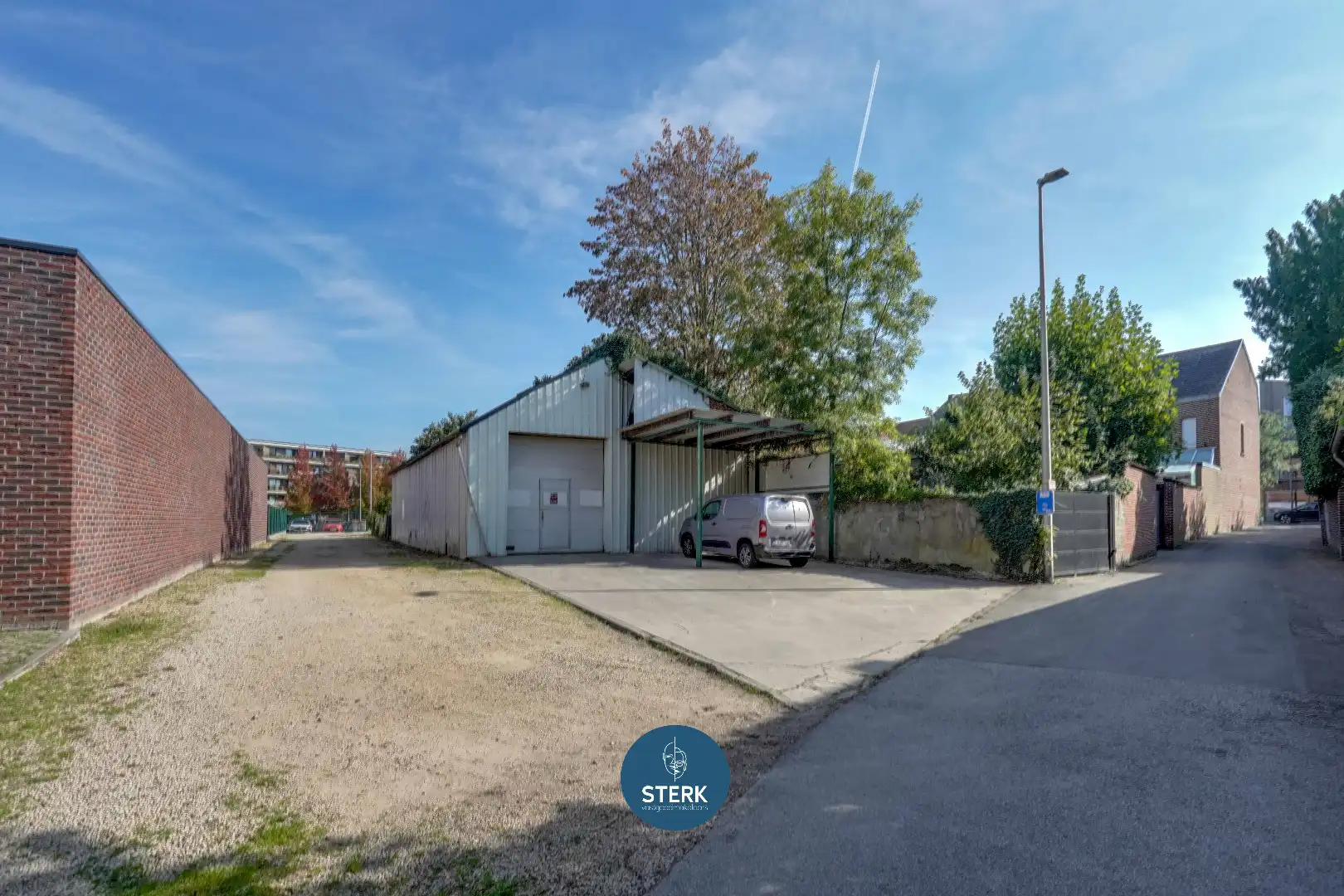 VEELZIJDIGE HANDELSRUIMTE + APPARTEMENT MET RUIME LOODS IN CENTRUM LANAKEN !  foto 3