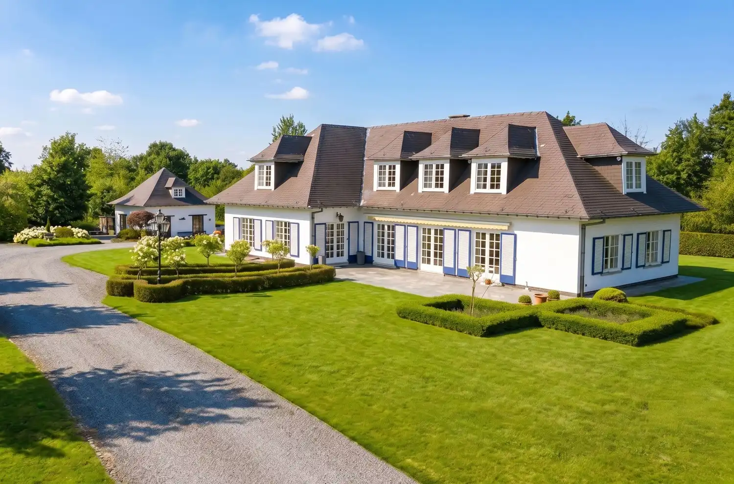 Hoofdfoto van de publicatie: discreet achterin gelegen villa, uitzonderlijk rustig tot 6,10 hectare