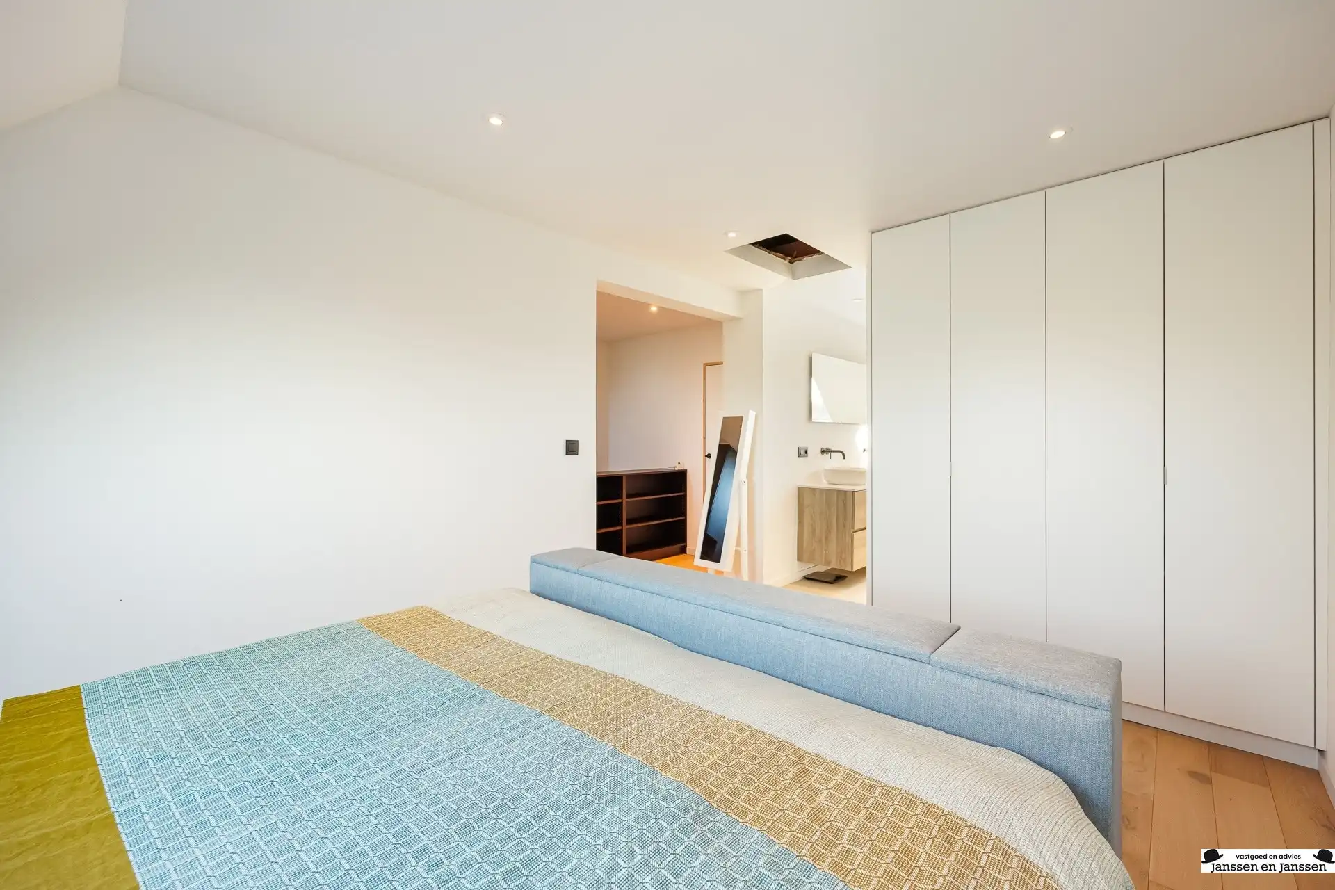 Prachtig gerenoveerde woning met 4 slaapkamers, garage en zonnige tuin foto 22