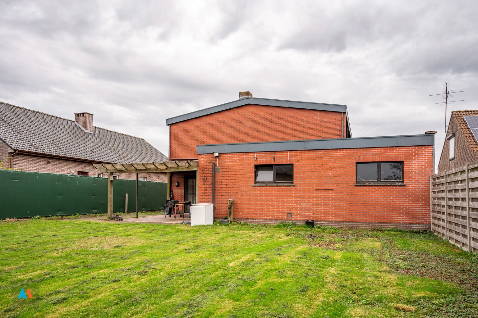 Vrijstaande woning met praktijkruimte en garage foto 6