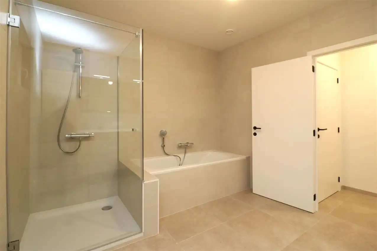 Gerenoveerde woning met 4 slpk, tuin, garage foto 15