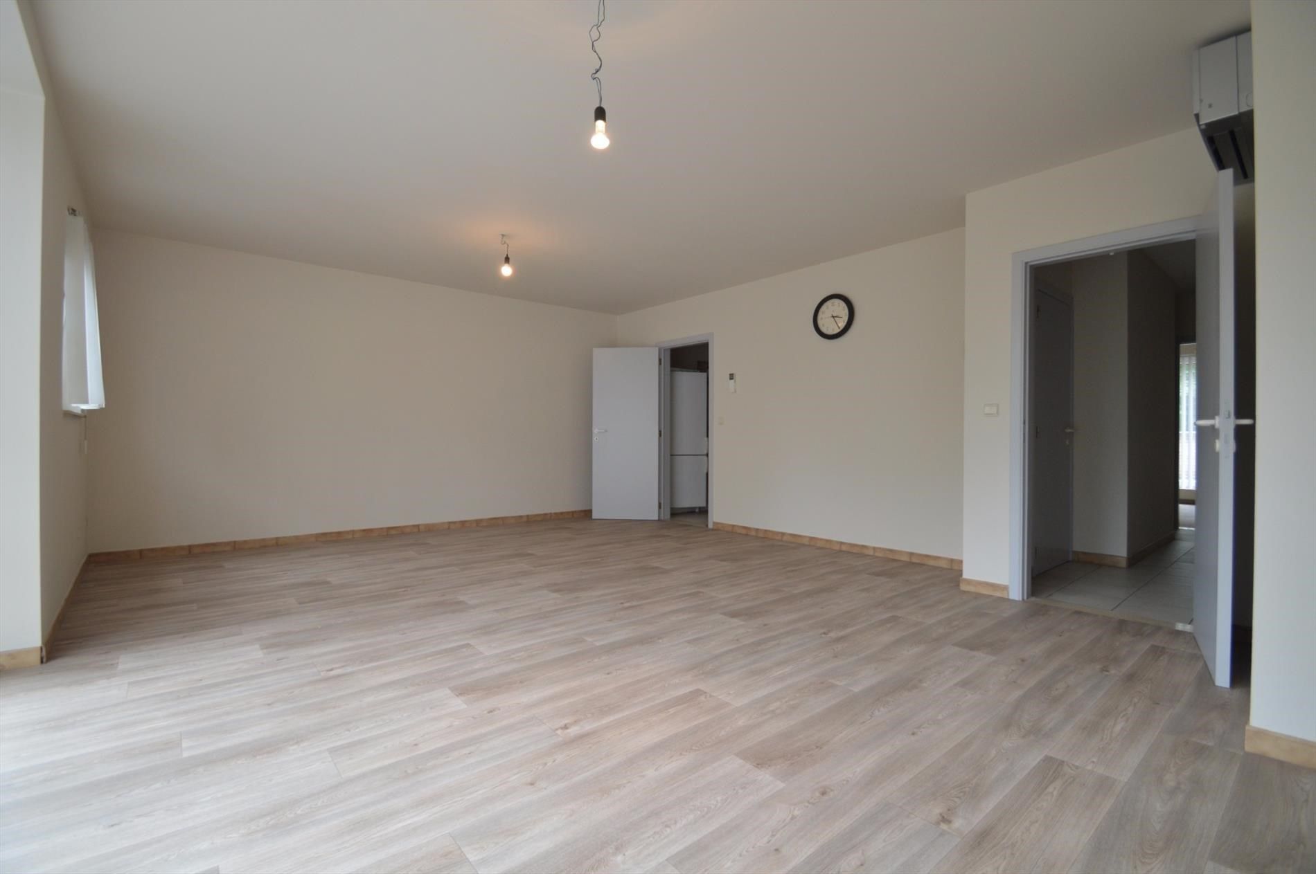 Netjes opgefrist appartement met 2 slk, terras en garage in centrum v Bilzen foto 4