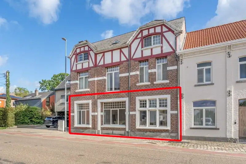 Gelijkvloers appartement met 2 slaapkamers, autostaanplaats en terras foto {{pictureIndex}}