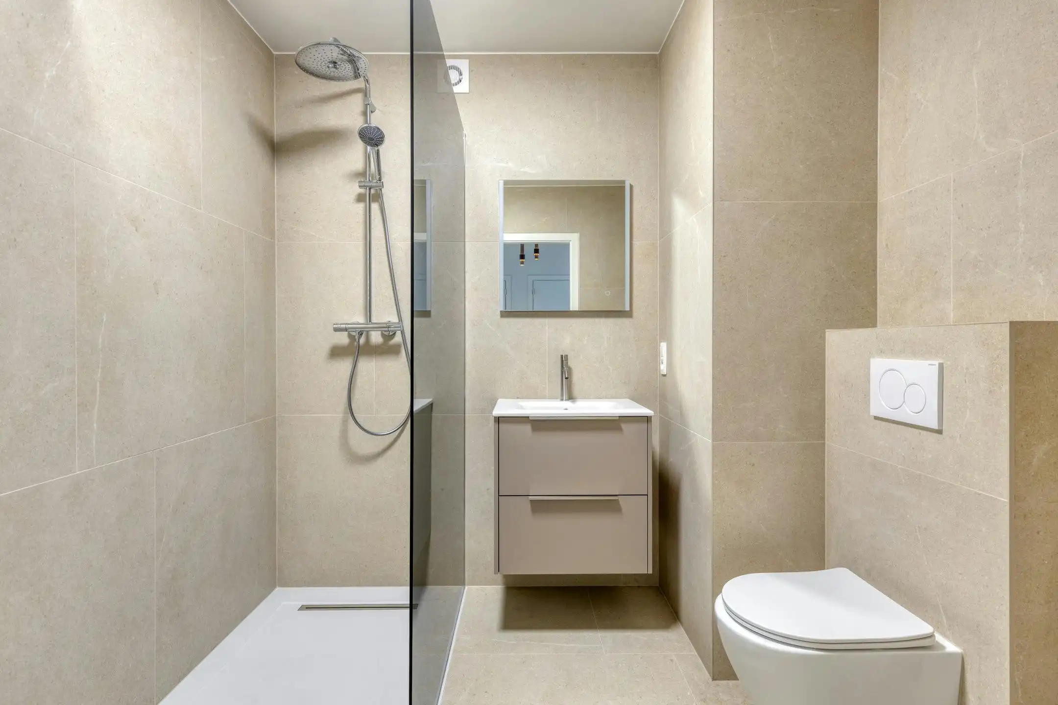 Prachtig gerenoveerd appartement met parking te Deurne! foto 11