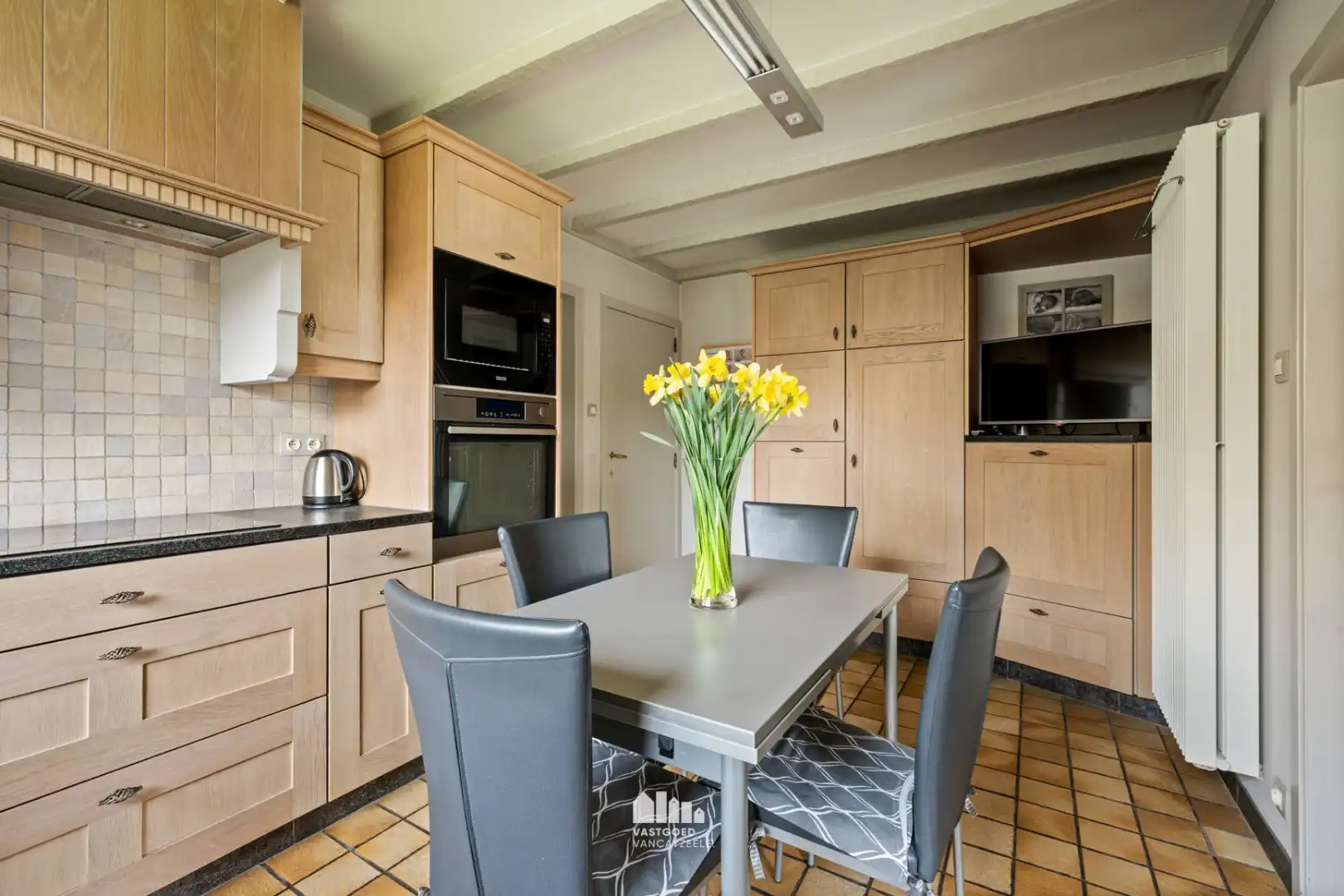 Instapklare villa met zonnige tuin op topligging in rustige wijk te Ieper    foto 16