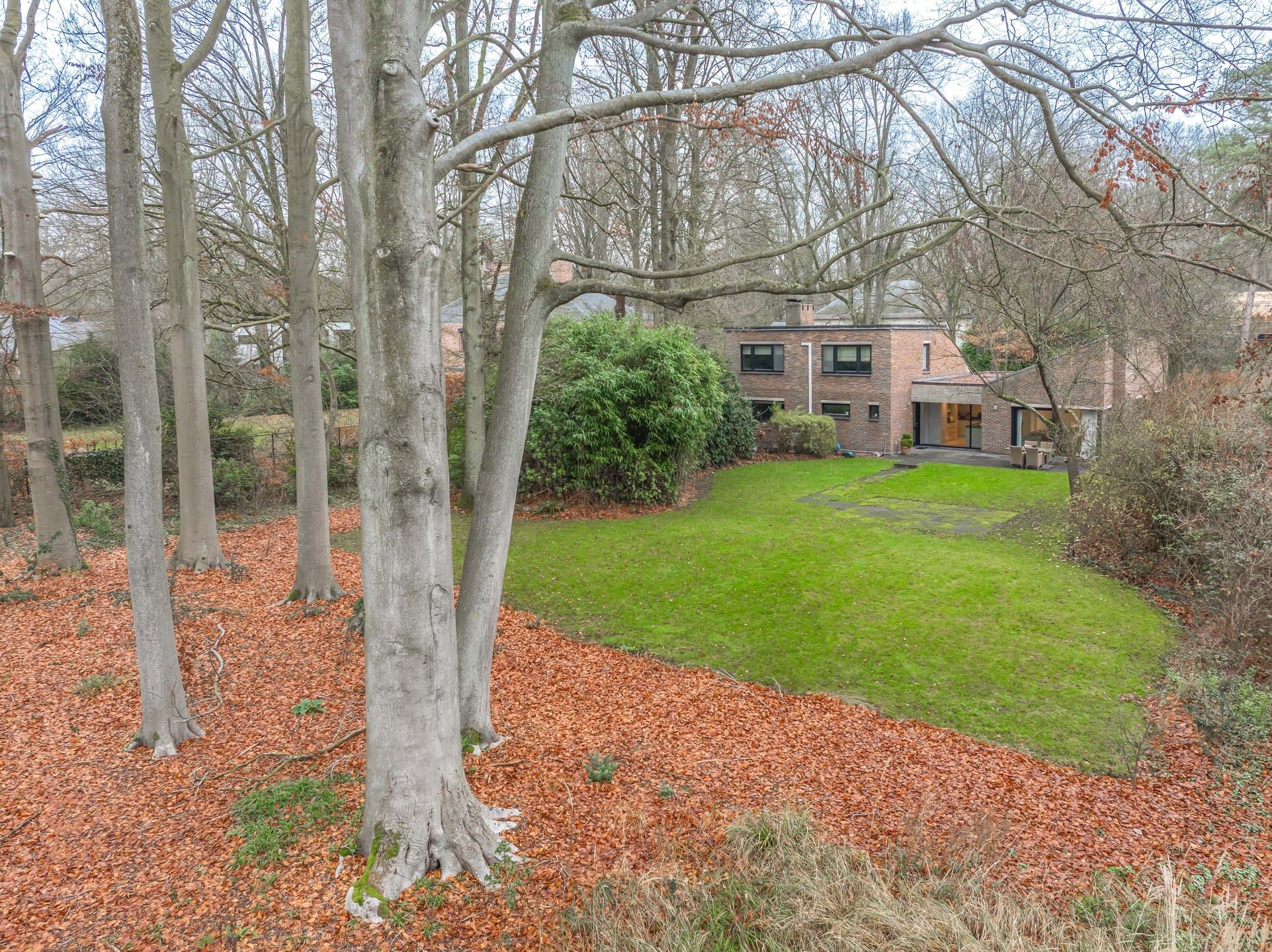 Karakterwoning met brutalistische gevel  in Hof ter Linden foto 28
