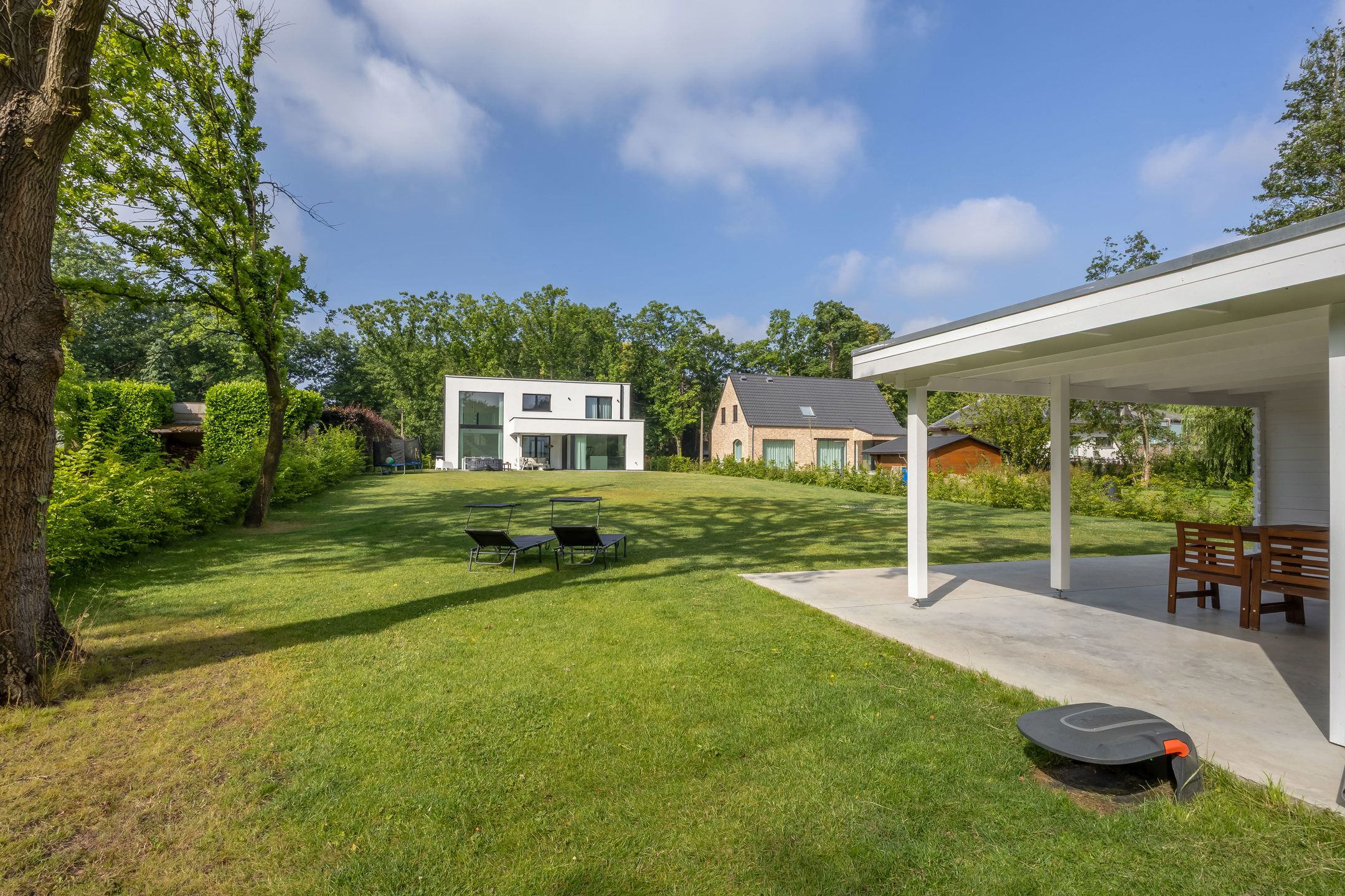 Moderne, recente villa met grote tuin en veel lichtinval foto 42