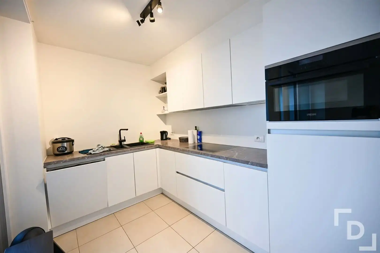 Appartement met terras en overdekte autostaanplaats foto 3