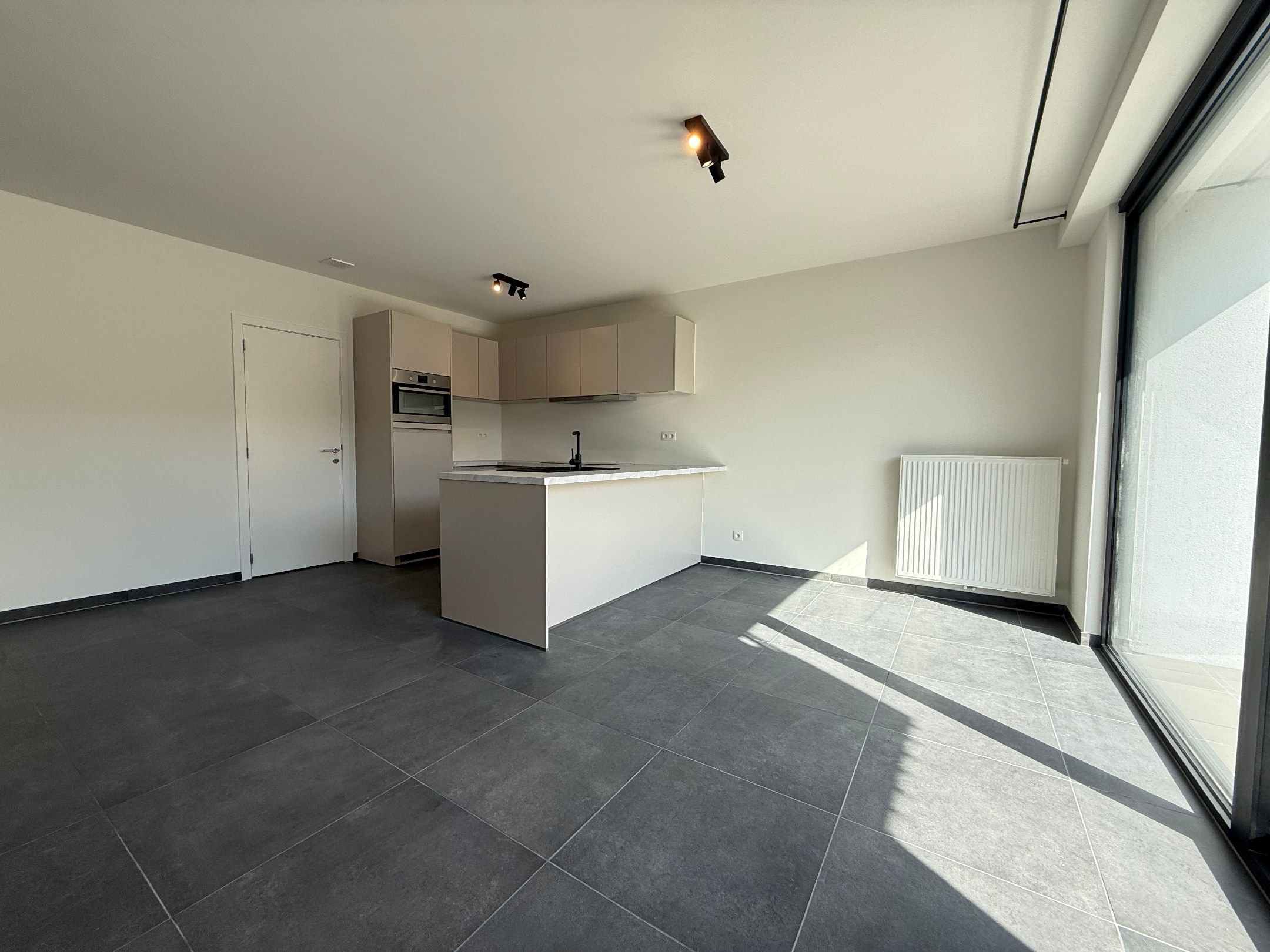 Modern nieuwbouwappartement met 3 slaapkamers op toplocatie in Ooigem. foto 3