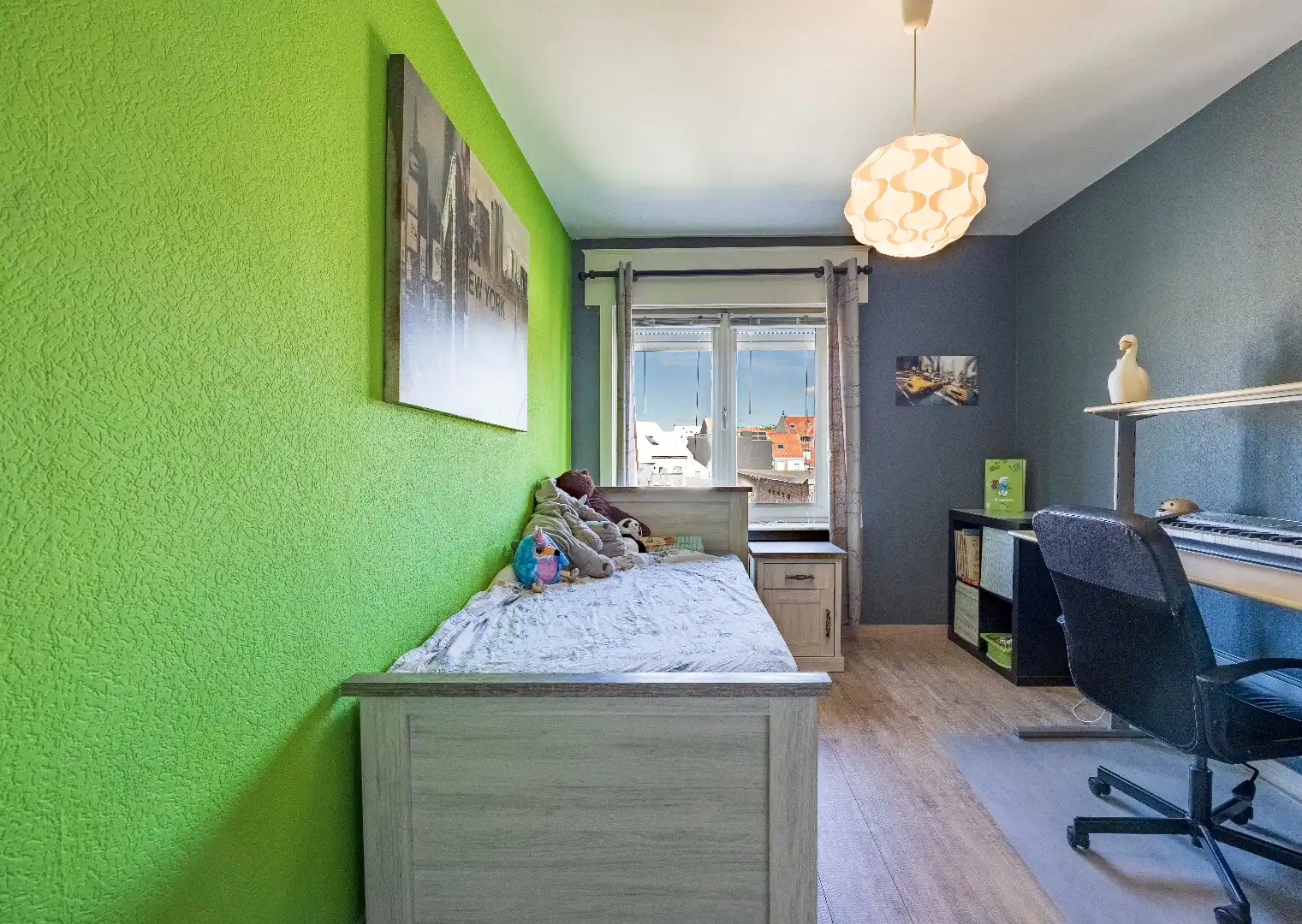 Instapklare bel-etagewoning met garage, zonnepanelen en aangename buitenruimte in het centrum van Heist. foto 24
