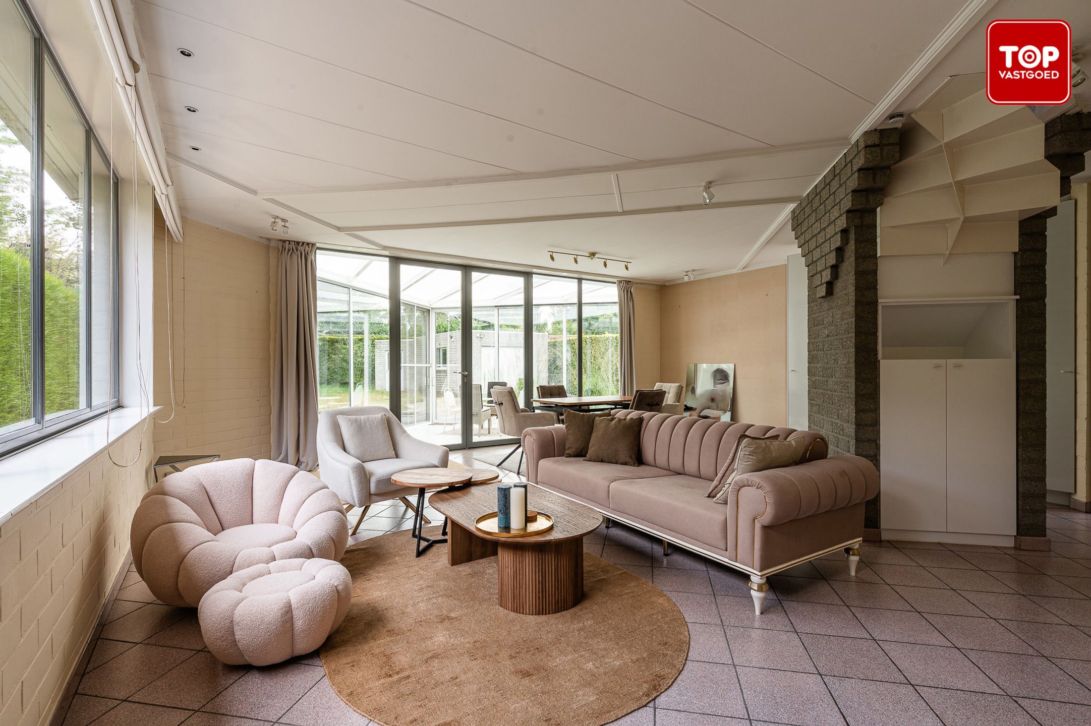 Open bebouwing een perceel van 690m² met mooie tuin en garage.  foto 7