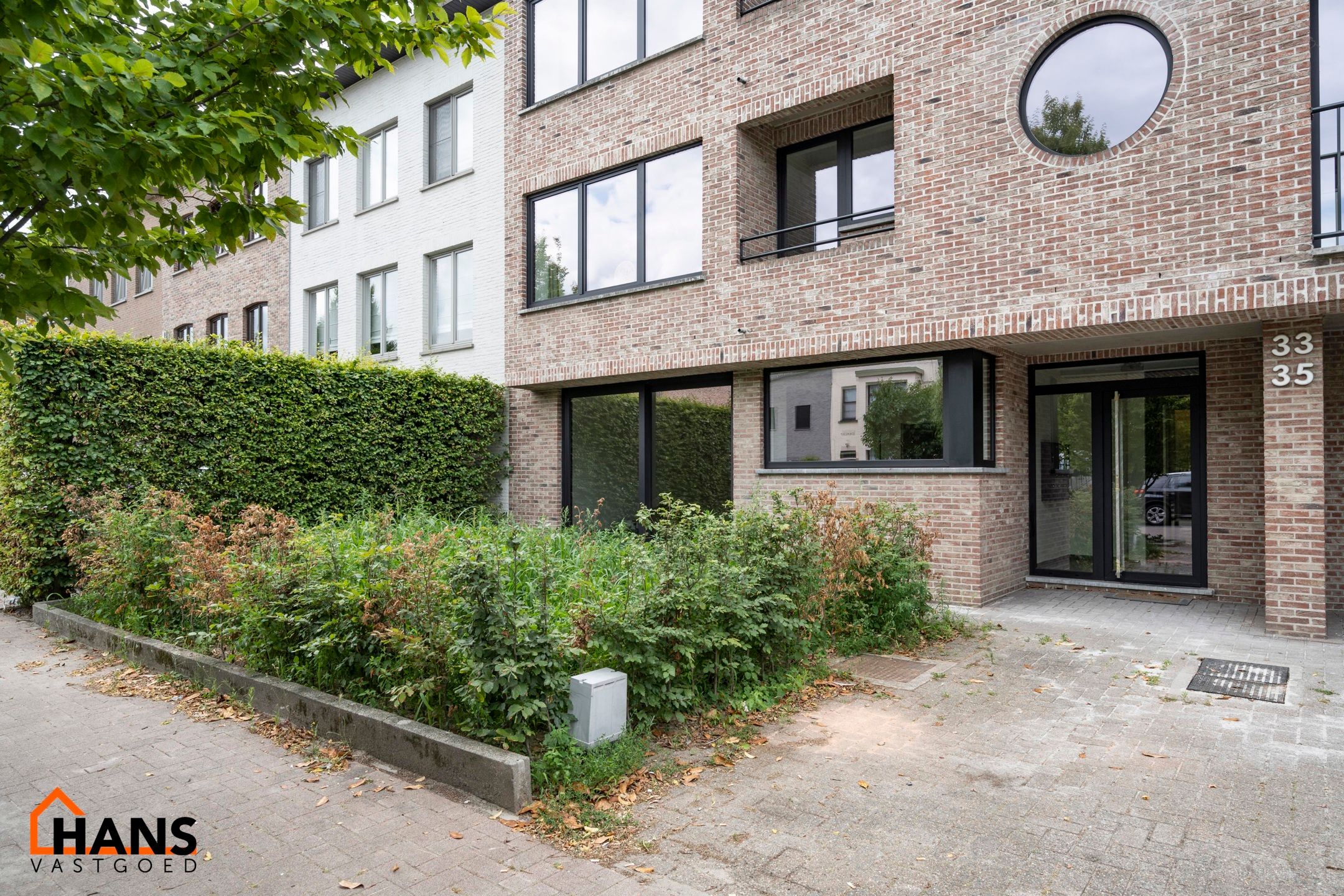 Volledig gerenoveerd gelijkvloers appartement. foto {{pictureIndex}}
