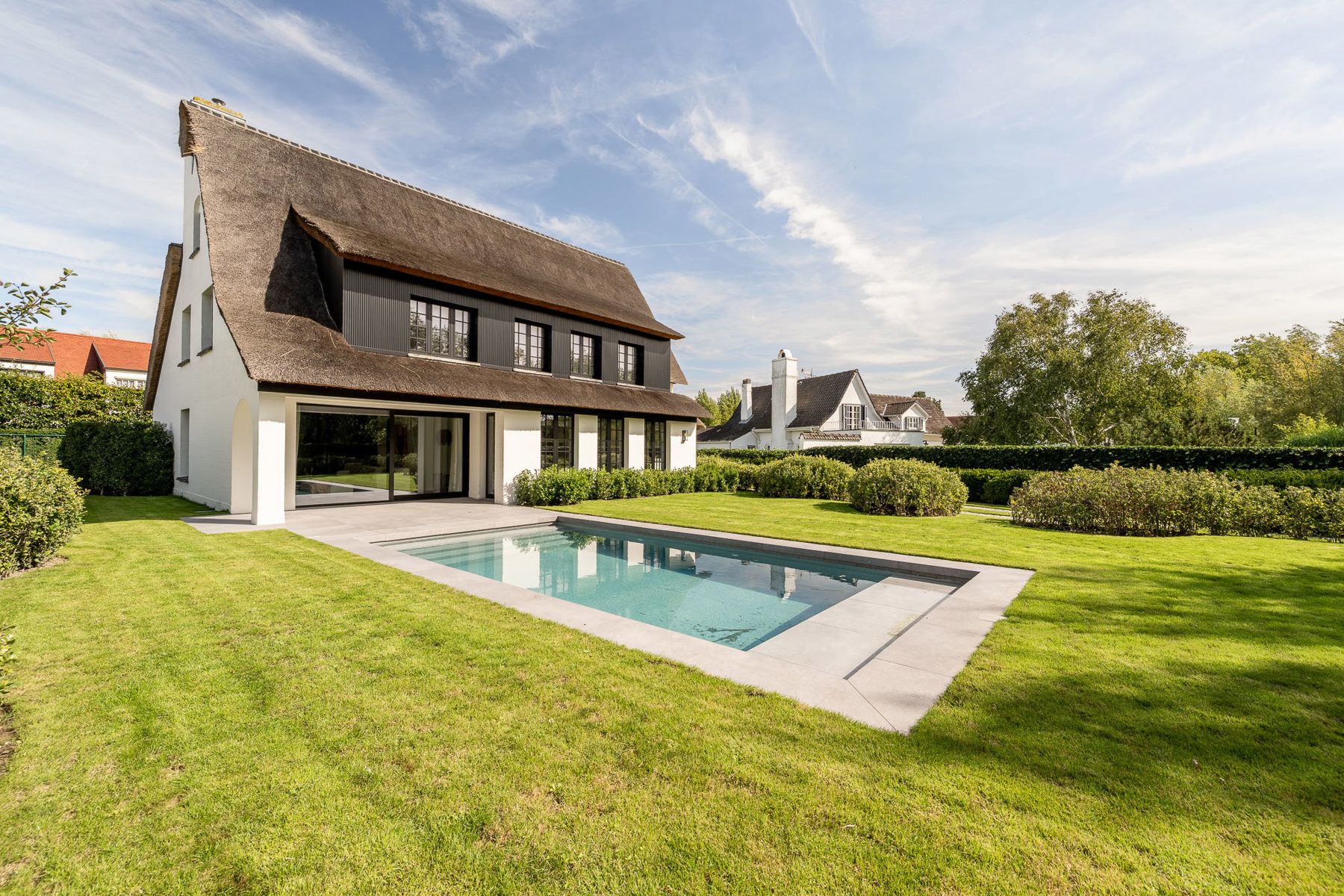 Ruime, volledig gerenoveerde villa aan de rand van het Zoute foto {{pictureIndex}}