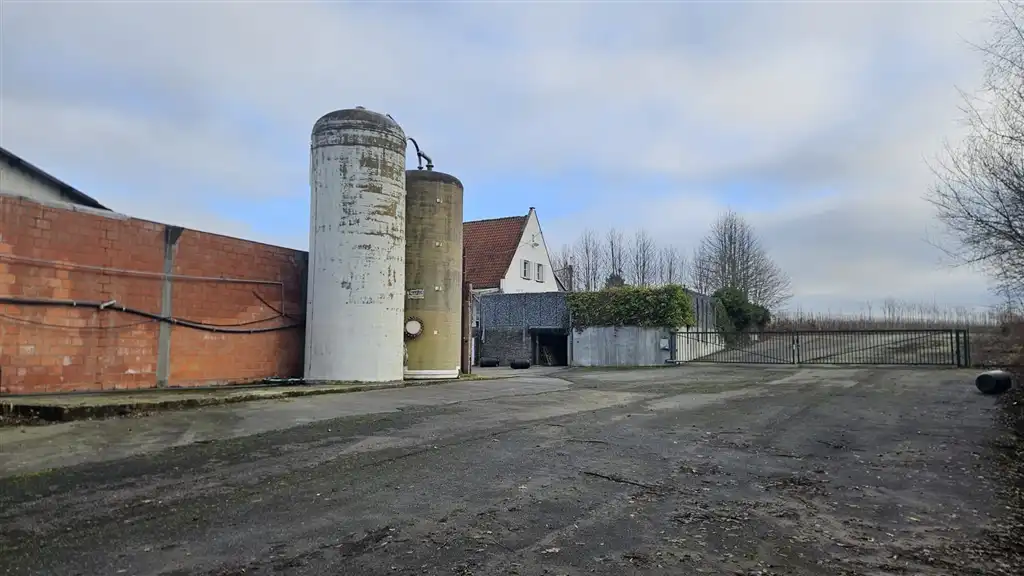 Semi industrieel + verhard terrein foto 7