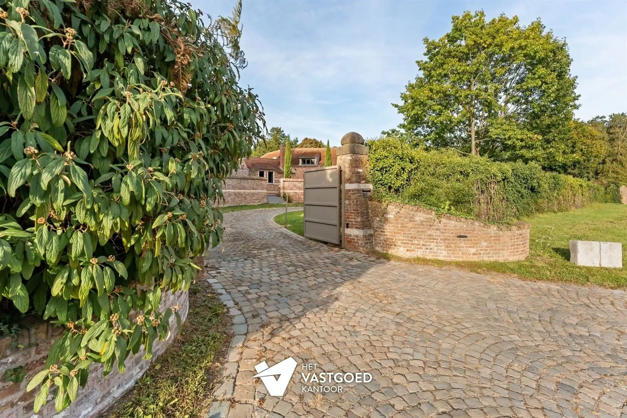 PRACHTIGE AUTHENTIEKE VILLA (585M²) MET BINNENZWEMBAD EN ZWEMVIJVER OP EEN PERCEEL VAN 48A75 TE KERMT foto 39