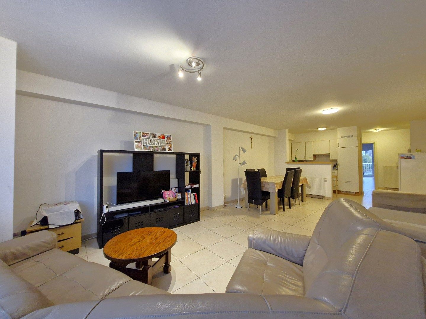 Ruim drieslaapkamerappartement met zonnig terras nabij de zeedijk van Heist. foto 3