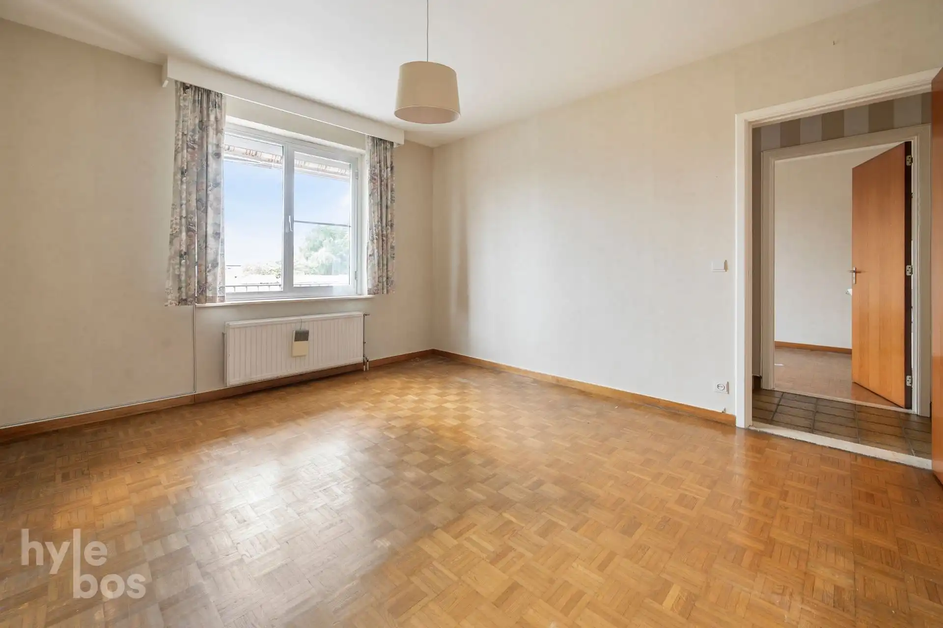 Centraal gelegen 2 slaapkamer appartement met garage foto 13